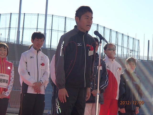 2012年神宮外苑ロードレース開会式で挨拶する川内選手
