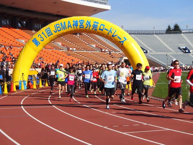 2013年神宮外苑ロードレース第一レースのスタート風景