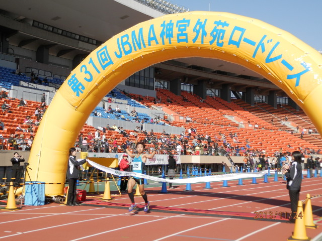 2013年ＪＢＭＡ神宮外苑ロードレース第二レースの優勝者のゴール