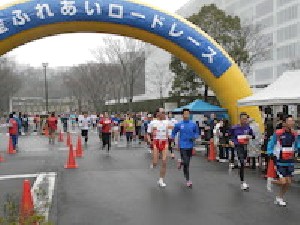 ふれあいロードレース（招待選手の柳川選手がスタート地点のバルーンゲートを通過するところです）