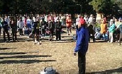 練習会で挨拶する理事