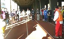 実技講習で介助を説明する講師のＨ理事