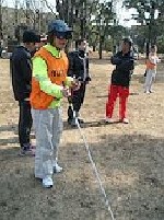 練習会で弱視体験レンズと白状歩行を体験する参加者