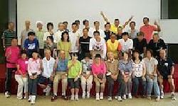 研修会場にて集合写真（40名ほど映っています）