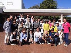 研修会場であるつま恋のフロント前で全員の記念写真です