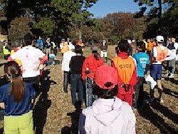 12月１日の練習会：83名が参加（写真は初めの連絡事項などの際に参加者の後ろ側から皆さんを写しています）