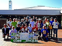 研修会場であるつま恋のフロント前で全員の記念写真です（雲一つない晴天で日差しが強く、少し逆光になっています）