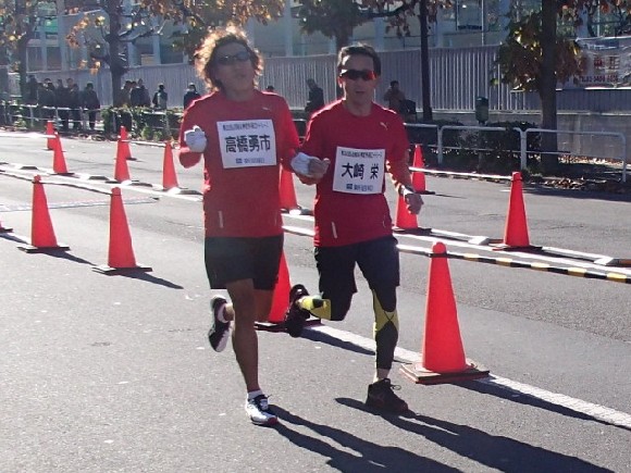 ゲストの大崎さんと高橋勇市選手。