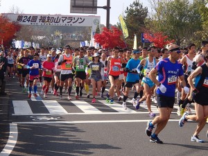 スタート地点で画面の左側に視覚障害選手が走りだす姿が写っています。