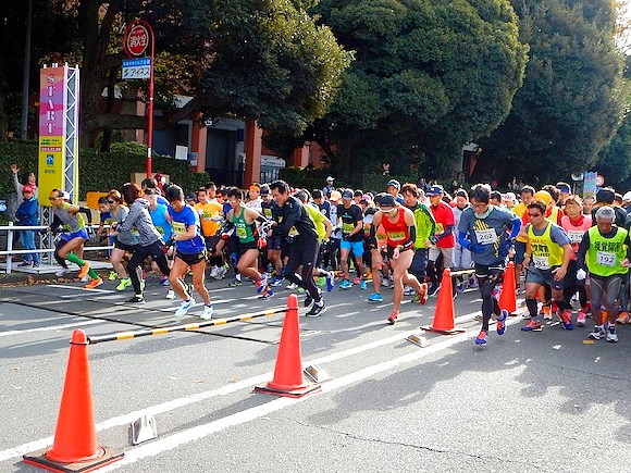 10kmスタート風景（画面左側にゲストランナーを含む晴眼の選手、右に視覚障がいの選手がスタートする風景です）
