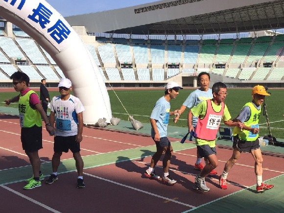視覚障がいの部のチームのタスキリレー風景