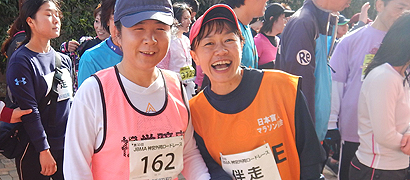 伴走者と一緒に写っている写真