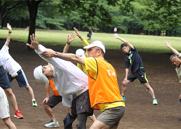 全員でストレッチをする写真