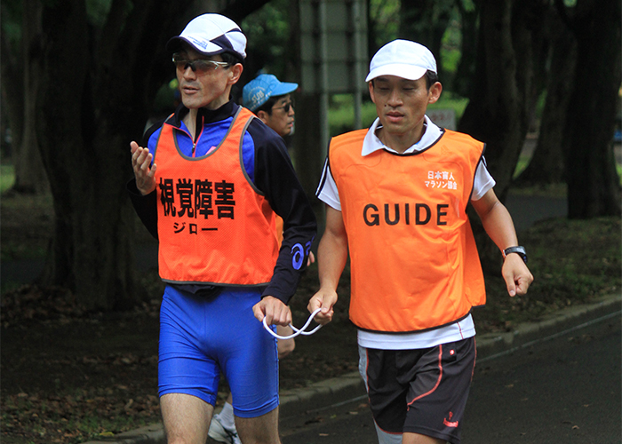 ブラインドランナーと伴走者が走る写真