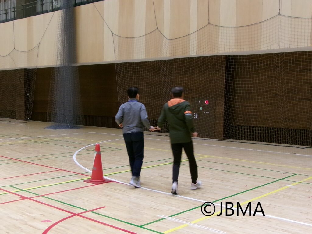 アイマスクを付けて伴走練習
