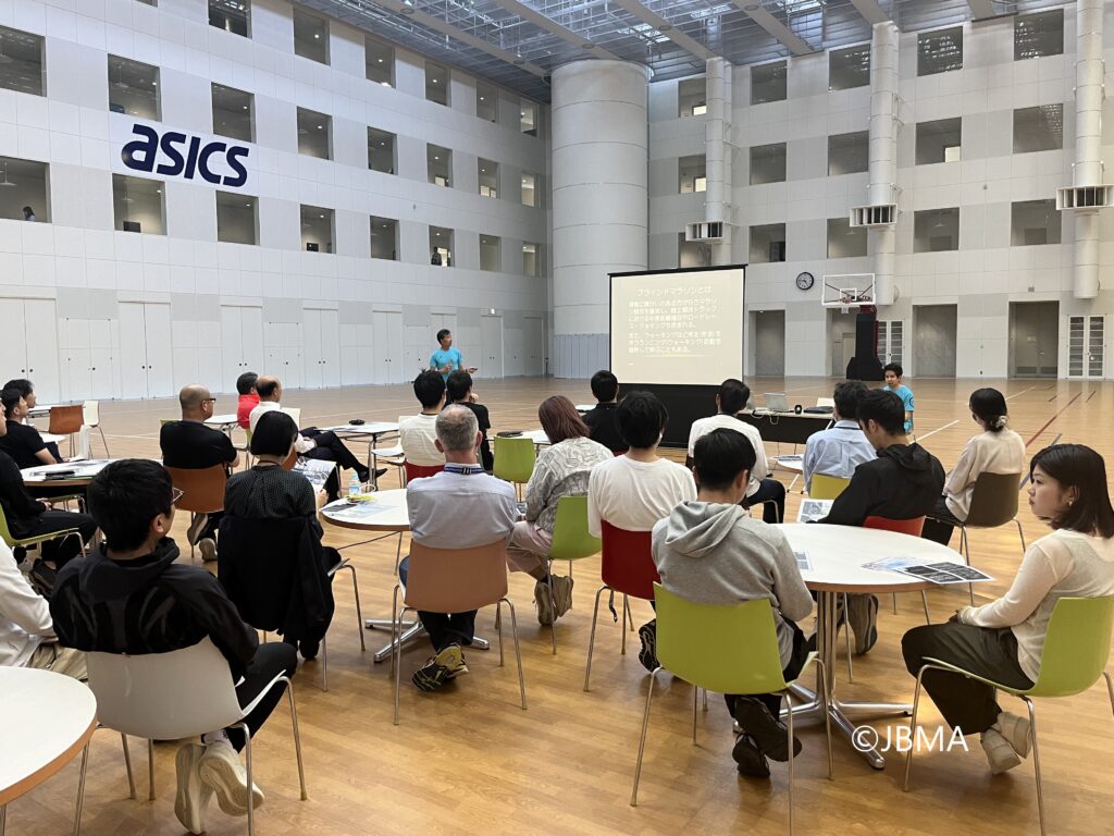 講義に聞き入るアシックス社員の皆さん
